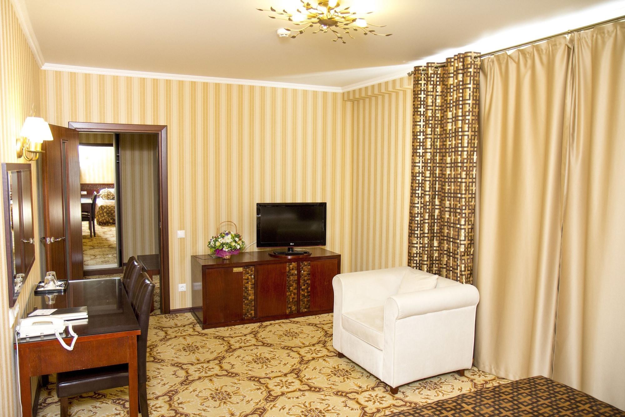 Klassik Hotel Chisinau Bagian luar foto