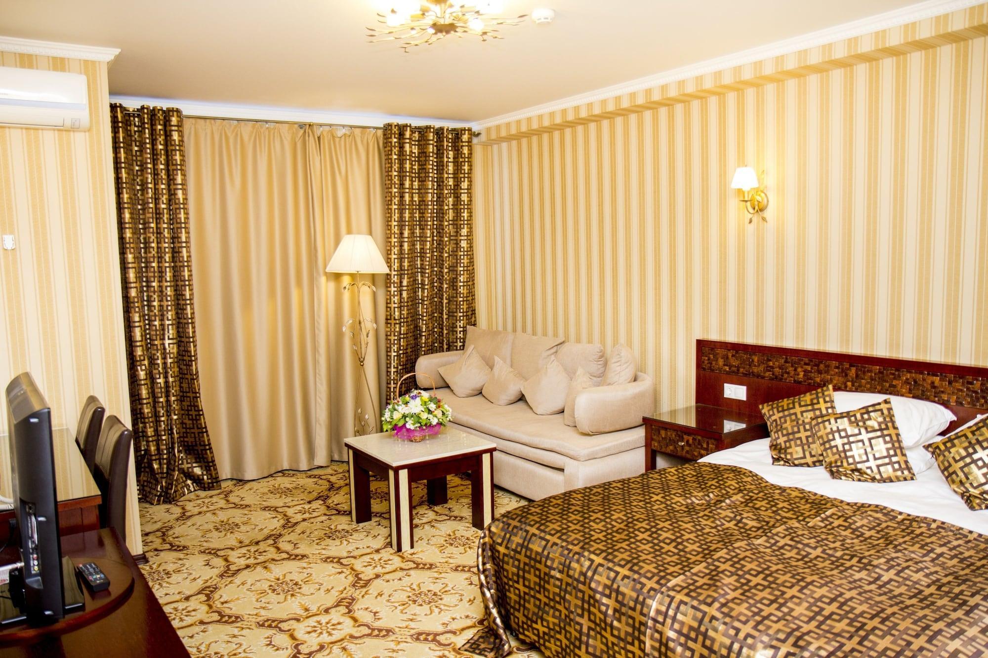 Klassik Hotel Chisinau Bagian luar foto