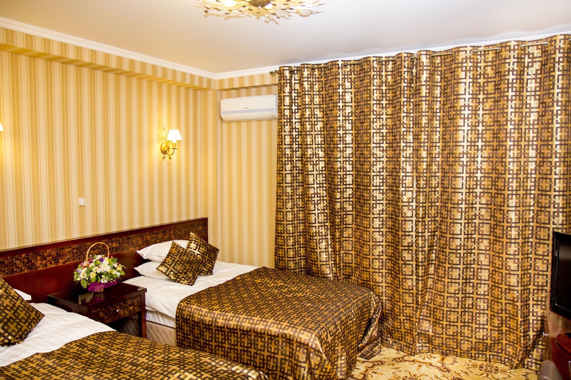 Klassik Hotel Chisinau Bagian luar foto