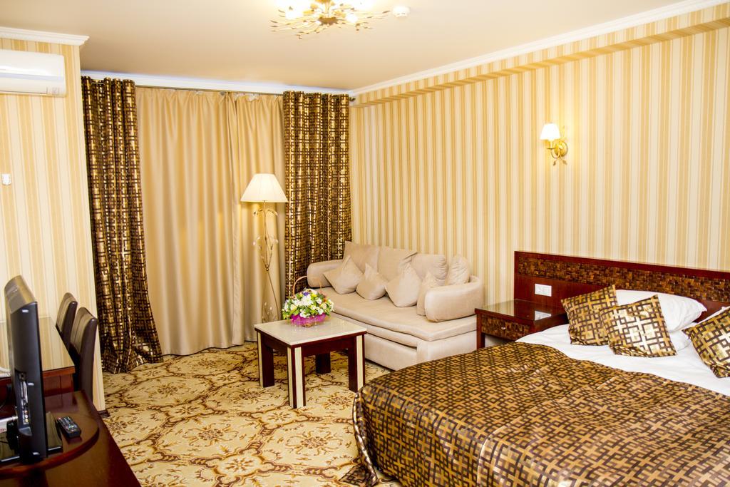 Klassik Hotel Chisinau Bagian luar foto